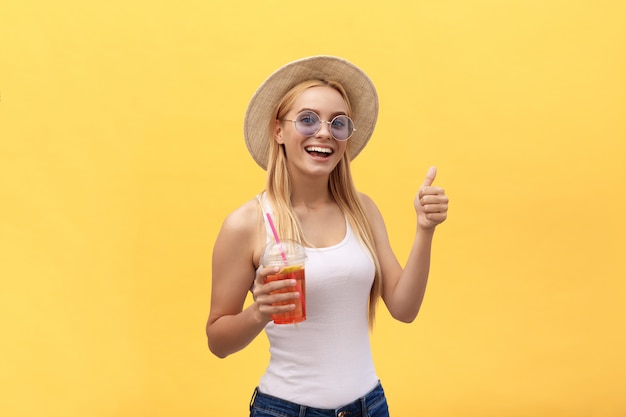 Glückliche stilvolle moderne Frau mit dem modernen geformten Sonnenbrillelachen