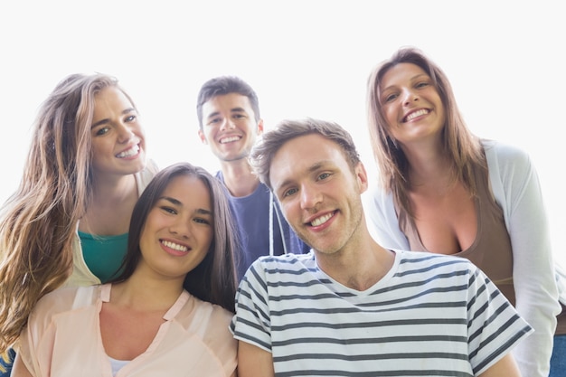 Glückliche Studenten, die draußen an der Kamera auf dem Campus lächeln