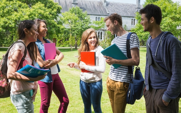 Glückliche Studenten, die draußen zusammen plaudern