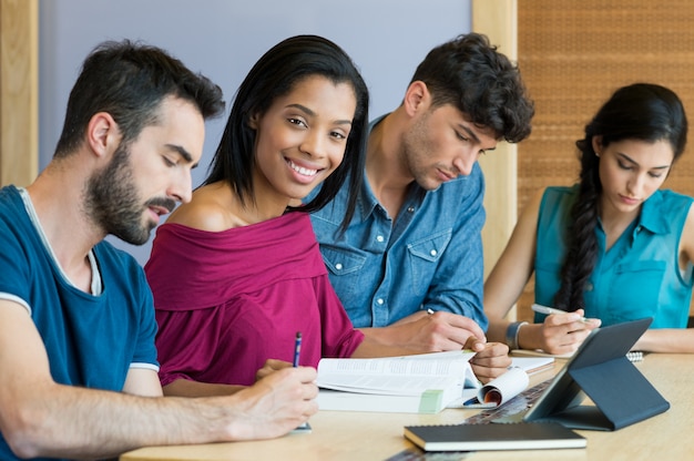 Glückliche Studenten in der Bibliothek