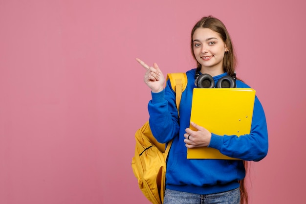 Glückliche Studentin, die lächelnd in die Kamera schaut