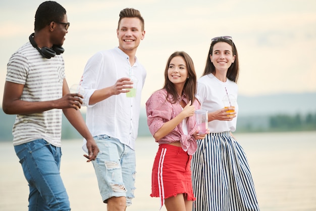 Glückliche Teenager im Freien