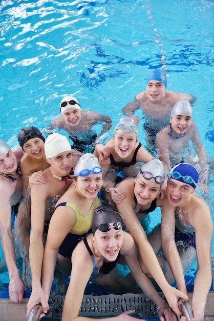 glückliche Teenagergruppe im Schwimmbad