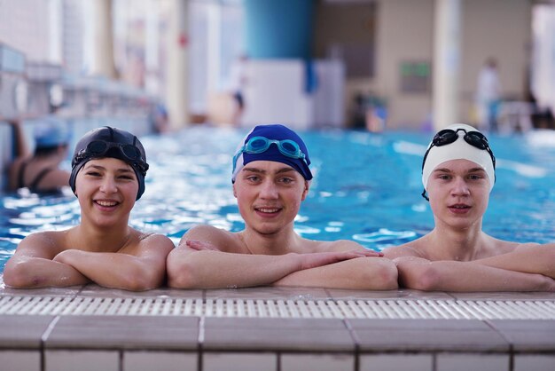 glückliche Teenagergruppe im Schwimmbad