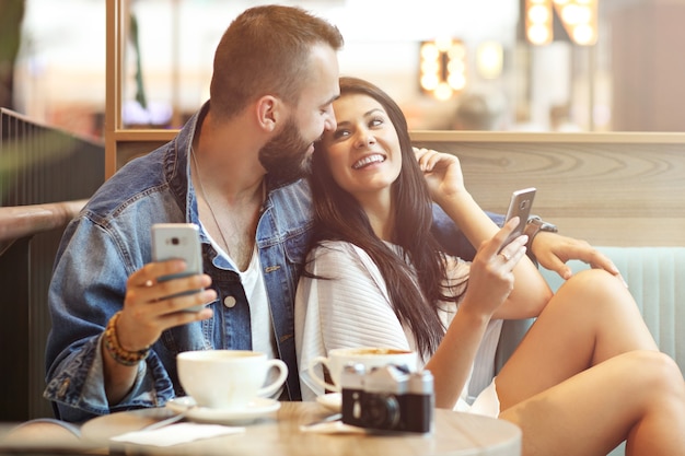 glückliche Touristen, die eine Pause im Café machen