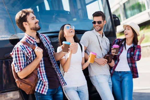 Glückliche Touristen-Kaffeepause nahe Bus Capote.