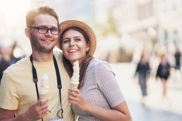 glückliche Touristen Sightseeing in den Sommerferien