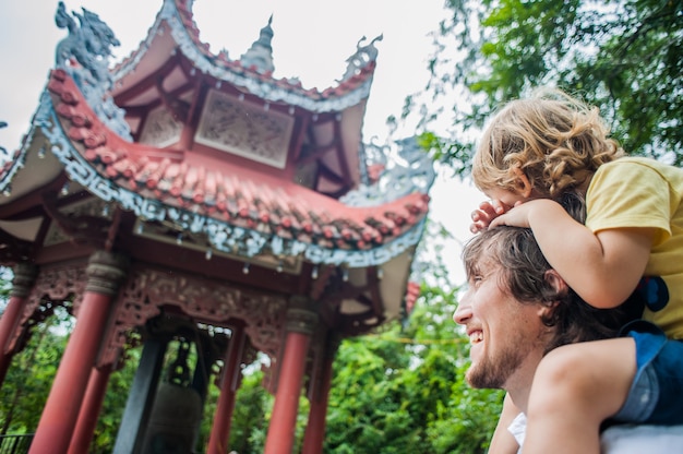 Foto glückliche touristen vater und sohn in longson pagode