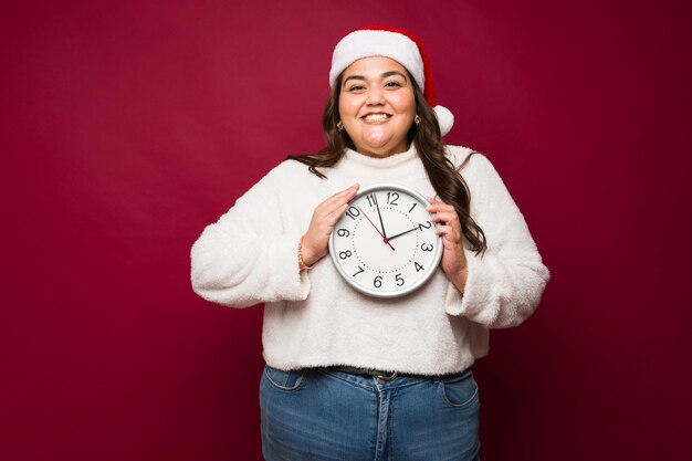 Glückliche übergewichtige Frau macht einen Countdown bis Weihnachten