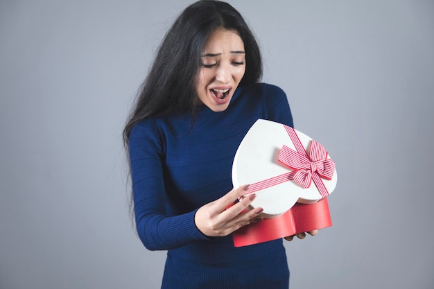 Glückliche überraschte Frauenhandherzbox