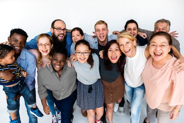 Glückliche verschiedene Menschen vereint