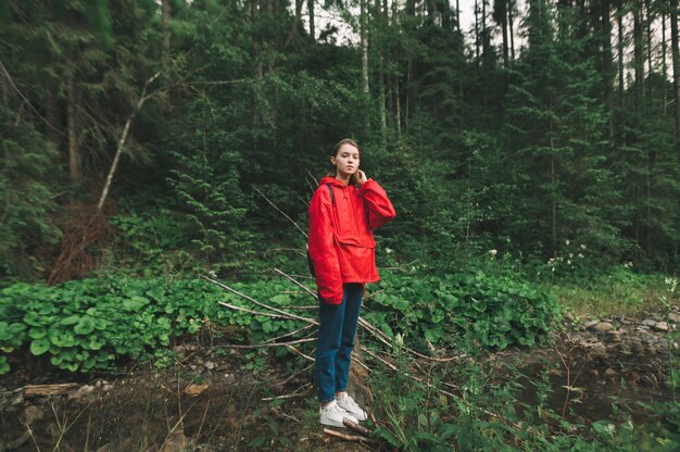 Glückliche Wanderfrau in den Bergen