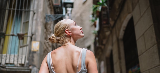 Glückliche weibliche Touristen rückwärts zu Fuß in der Altstadt Gasse Barcelona Spanien