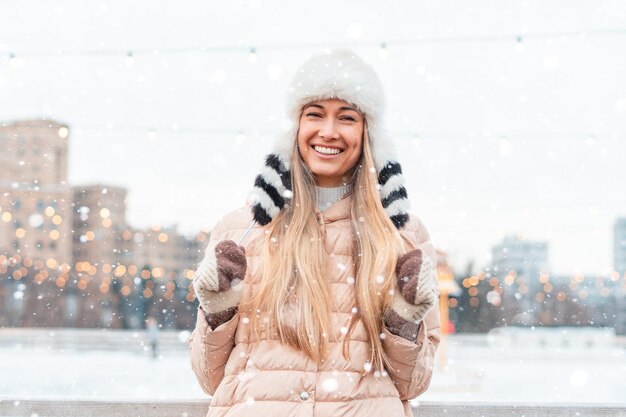 Glückliche Winterzeit im charmanten Mädchen der Großstadt