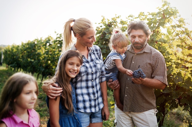 Glückliche Winzerfamilie im Weinberg vor der Ernte