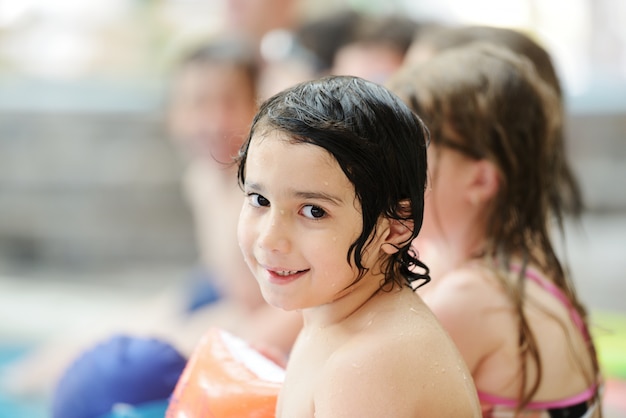 Glückliche Zeit des Sommers auf Pool