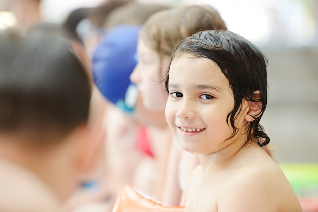 Glückliche Zeit des Sommers auf Pool