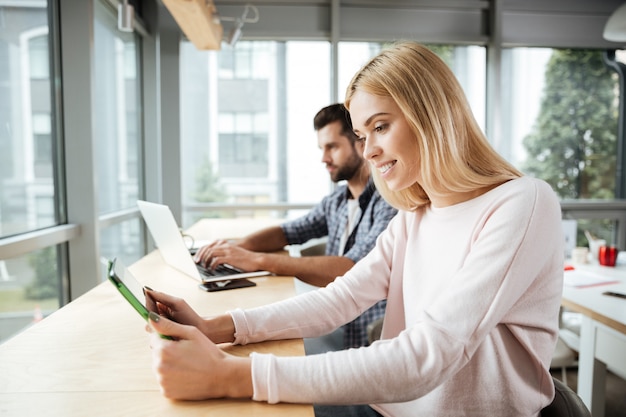 Glückliche zwei Kollegen im Büro Coworking