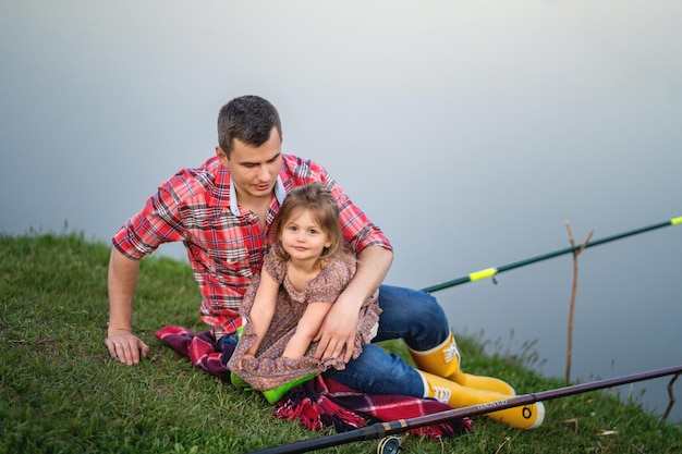 Glückliche zweiköpfige Familie, die Zeit miteinander verbringt Lifestyle im Freien erfassen ländliche gemütliche Szene