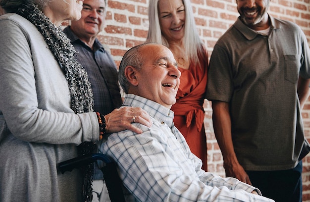 Foto glücklicher älterer mann im rollstuhl im gespräch mit freunden