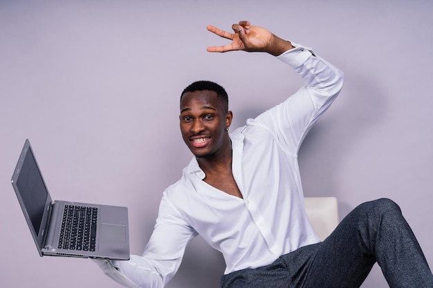 Glücklicher afrikanisch-amerikanischer junger Geschäftsmann im formellen Anzug lächelnd selbstbewusster schwarzer Kerl