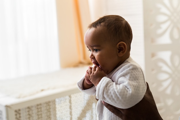 Glücklicher afroamerikanischer Vater mit Babysohn