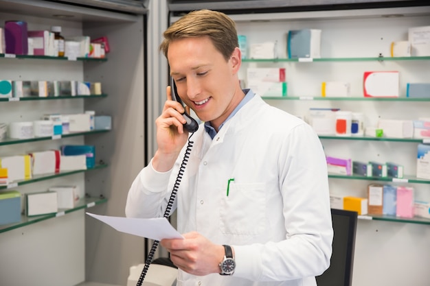 Glücklicher Apotheker am Telefon