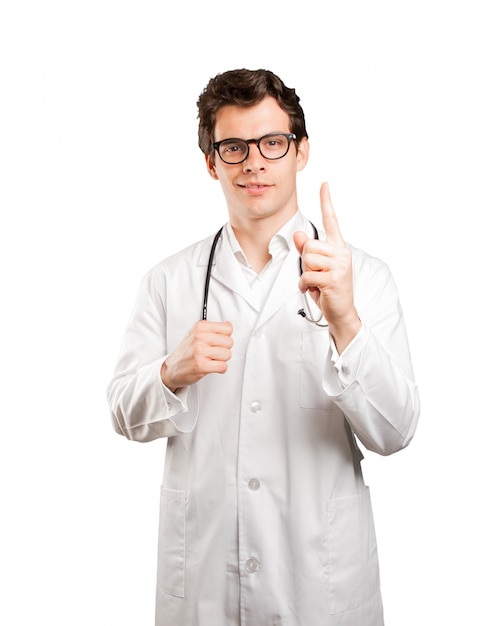 Glücklicher Arzt mit Nummer eins Geste vor weißem Hintergrund