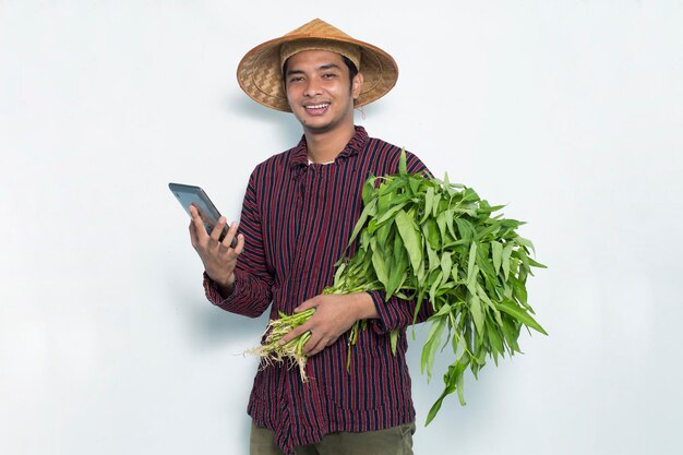 Glücklicher asiatischer Bauer mit Smartphone isoliert auf weißem Hintergrund