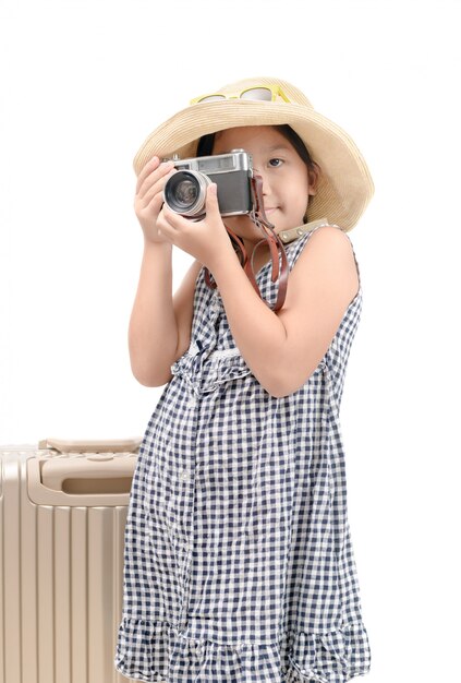 Glücklicher asiatischer Reisender machen Foto durch Weinlesekamera