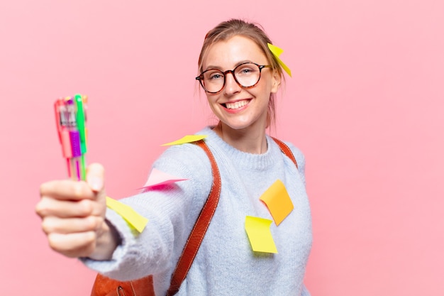 Glücklicher Ausdruck der jungen hübschen Studentenfrau