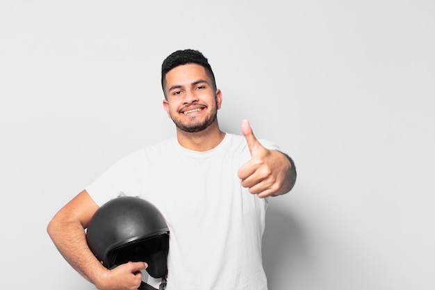 Glücklicher Ausdruck des jungen hispanischen Mannes. Motorradfahrerkonzept