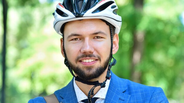 Foto glücklicher bärtiger geschäftsmann im helm