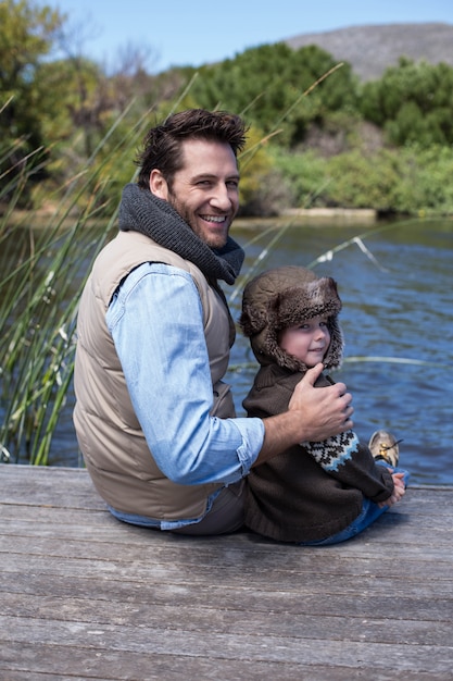 Glücklicher beiläufiger Vater und Sohn an einem See