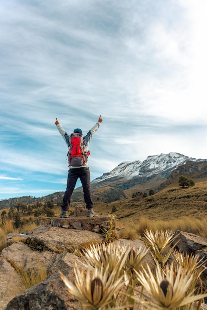 Glücklicher Bergsteiger im Vulkan iztaccihuatl