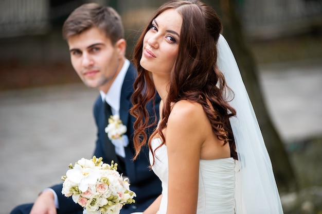 Glücklicher Bräutigam und Braut am Hochzeitstag