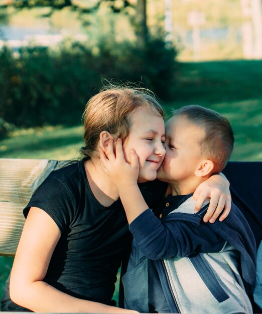 Glücklicher Bruder und Schwester im Freien