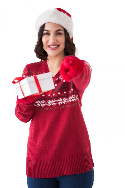 Glücklicher Brunette in angebendem Geschenk Sankt-Hutes auf weißem Hintergrund