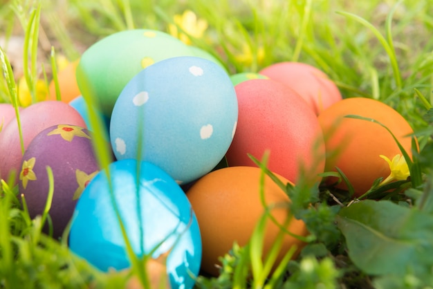 glücklicher bunter Ostern-Sonntagsjagdfeiertagsdekorationen Ostern-Konzepthintergrund