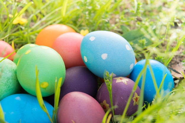 glücklicher bunter Ostern-Sonntagsjagdfeiertagsdekorationen Ostern-Konzepthintergrund