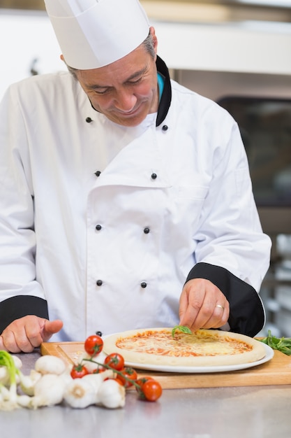 Glücklicher Chef, der Pizza macht