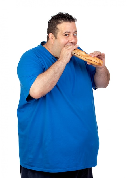 Glücklicher dicker Mann, der ein großes Brot getrennt auf weißem Hintergrund isst