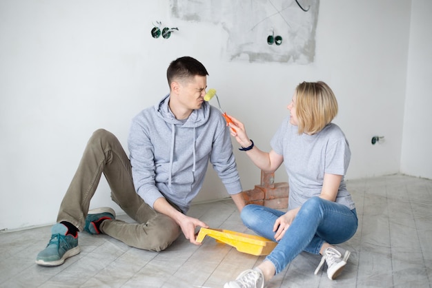 Foto glücklicher ehemann und ehefrau renovieren in einem neuen haus oder einer neuen wohnung ein neues unabhängiges leben und ziehen um