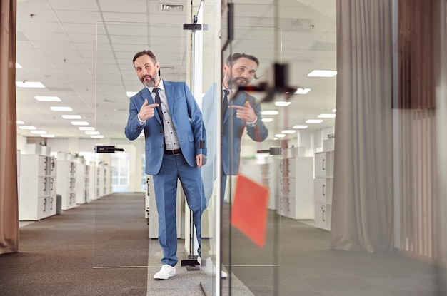 Foto glücklicher erwachsener mann arbeitet in einem modernen büro