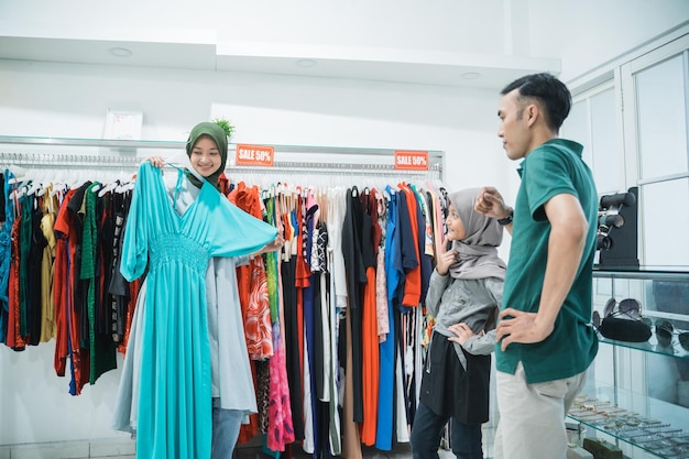 Glücklicher Familien-Shopping im Einkaufszentrum