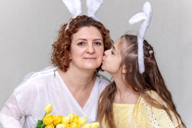 Glücklicher Feiertag Eine Mutter und ihre Tochter feiern Ostern