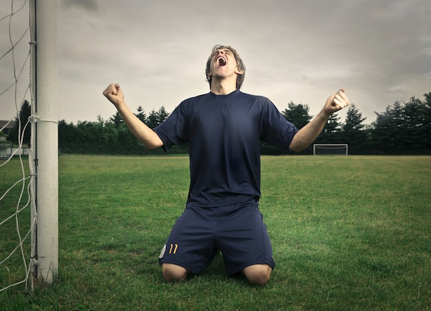 Glücklicher Fußballspieler