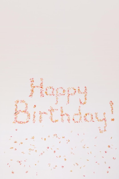 Glücklicher Geburtstag aus Blütenblättern