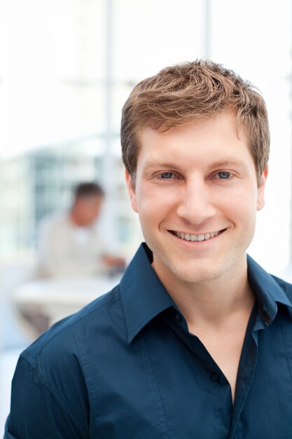 Foto glücklicher geschäftsmann in seinem büro