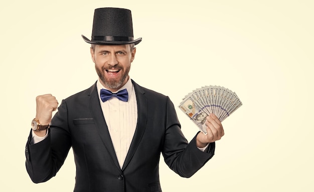 glücklicher glücksspieler reicher mann hält geld im studio reicher mann gewann jackpot geld auf glücksspiel reicher mann glücksspiele mit geld banknoten reicher mann in tuxedo mit glücksspielt Geld isoliert auf weiß